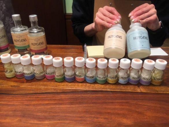 14～15種類のブレンドアロマからコスメづくりに使うものを選ぶ