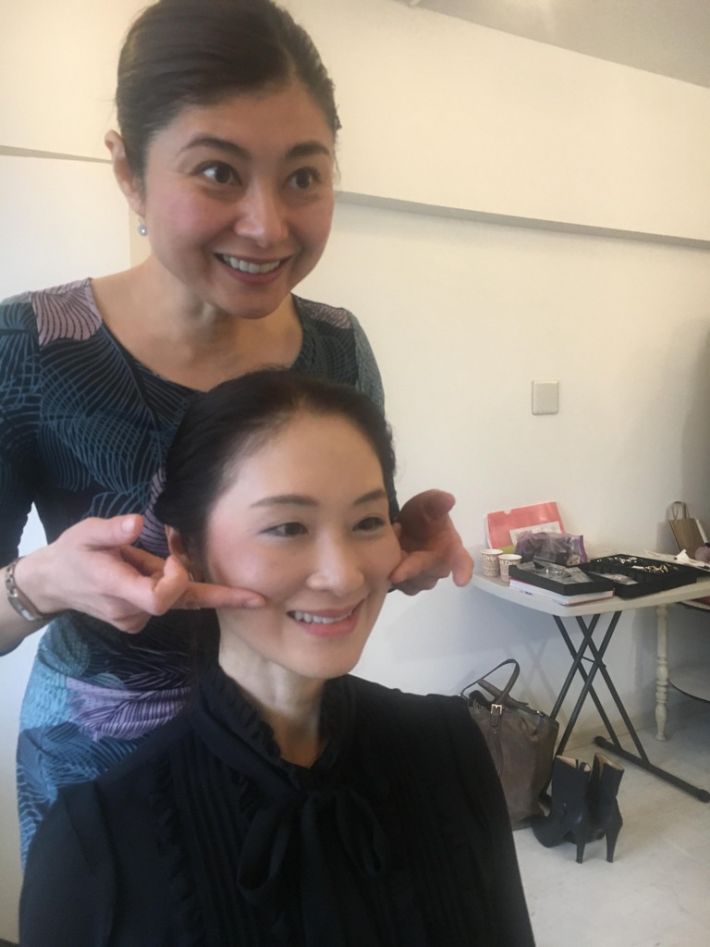 顎を引っ張るのでなく頬を上げる