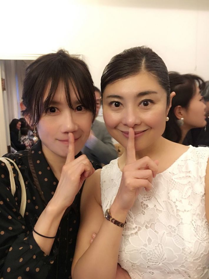 “口角頬筋”上げには指を添えるも手