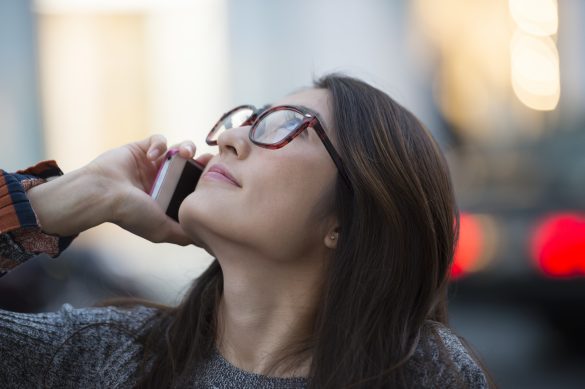 遠距離恋愛をしている女性