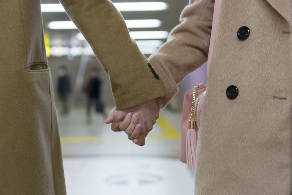不倫　カップル　手をつなぐ男女