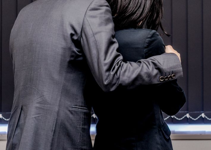 セクハラ「催眠術、試してみない？」と迫られボディタッチ