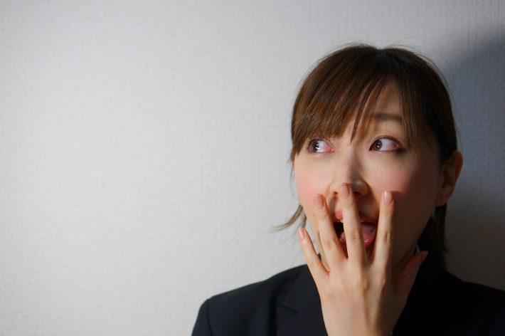 彼の自宅で光り輝くやばいグッズを発見…