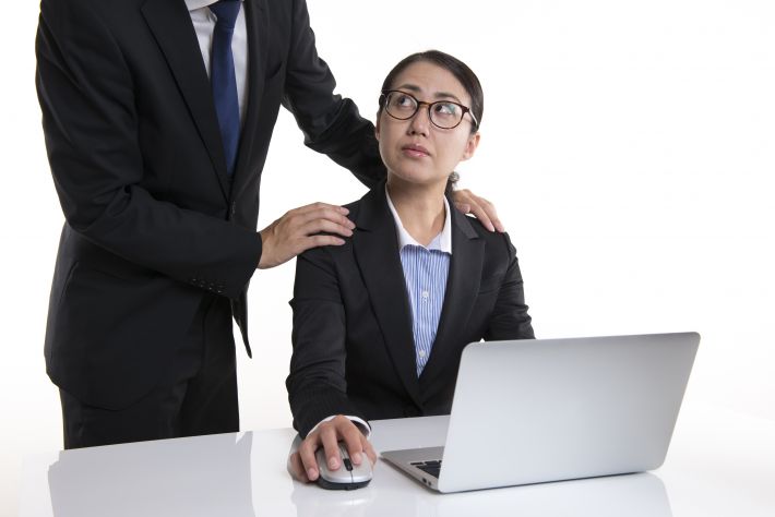 セクハラ「がんばってるか？」と言いながら肩をもまれた