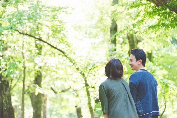 散歩をする男女