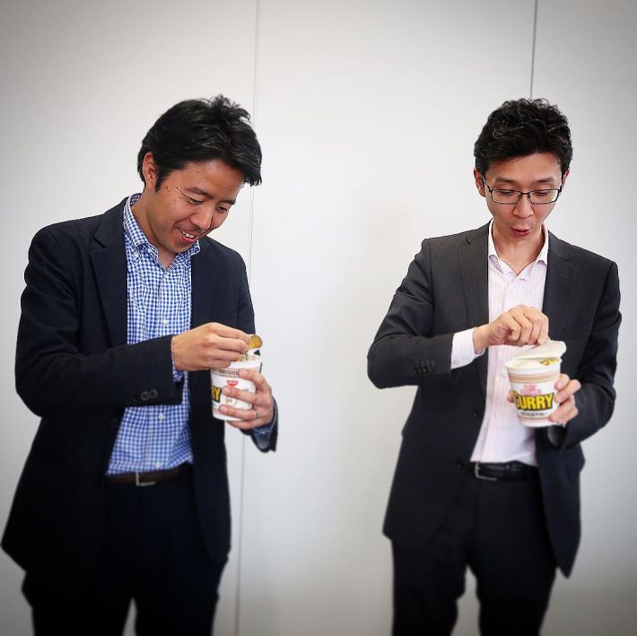 日清食品・白澤勉さん／ロッテ・安藤崇平さん　雪見カレーヌードルとご対面