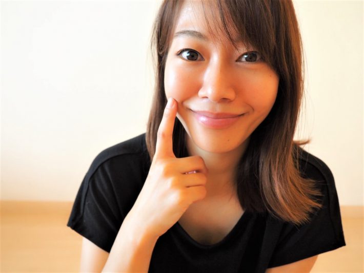 右の口角をさらに持ち上げるように引き上げる5秒ほどキープ