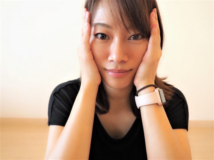 口角を引き上げるような感じで、両手を目と耳の間めがけて持ち上げ90秒キープ