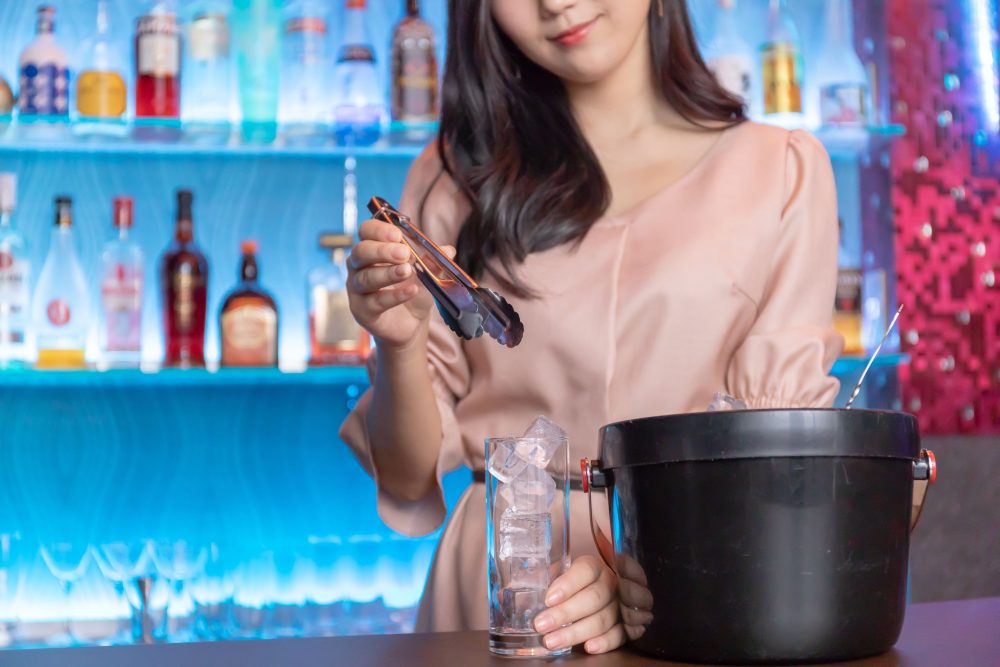 お酒をつくる女性