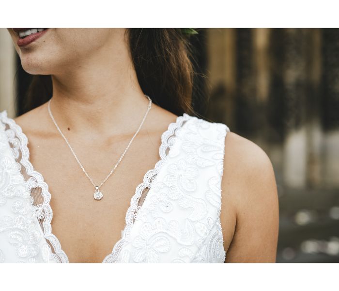 デコルテが出るVネック