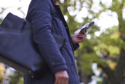 住宅街 スマホで営業する女性