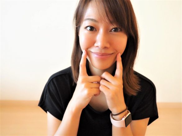 口角を上げにくい方は、最初のうちは指先でサポートをしてもよいです
