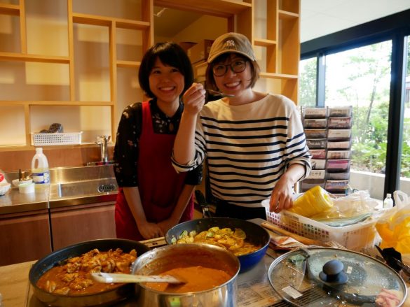 スパイスカレー体験会／左）印度カリー子さん、右）こいしゆうかさん