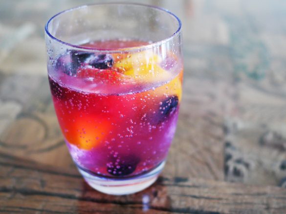 「炭酸水」×「冷凍フルーツ」＝色鮮やかなノンアルコールカクテル