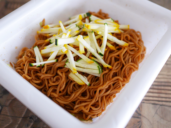 カップ焼きそば＋千切りズッキーニ ⇒“ヘルシー焼きそば”