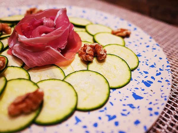 ③ズッキーニ＋生ハム＋ナッツ⇒並べるだけの「オシャレ前菜」に