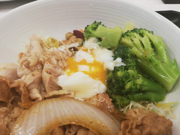 吉野家「ライザップ牛サラダ」温玉