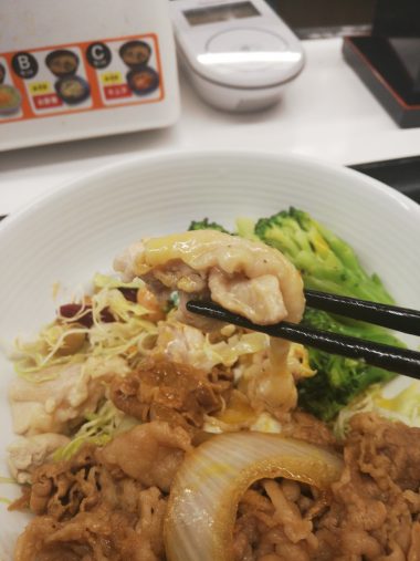 吉野家「ライザップ牛サラダ」鶏肉