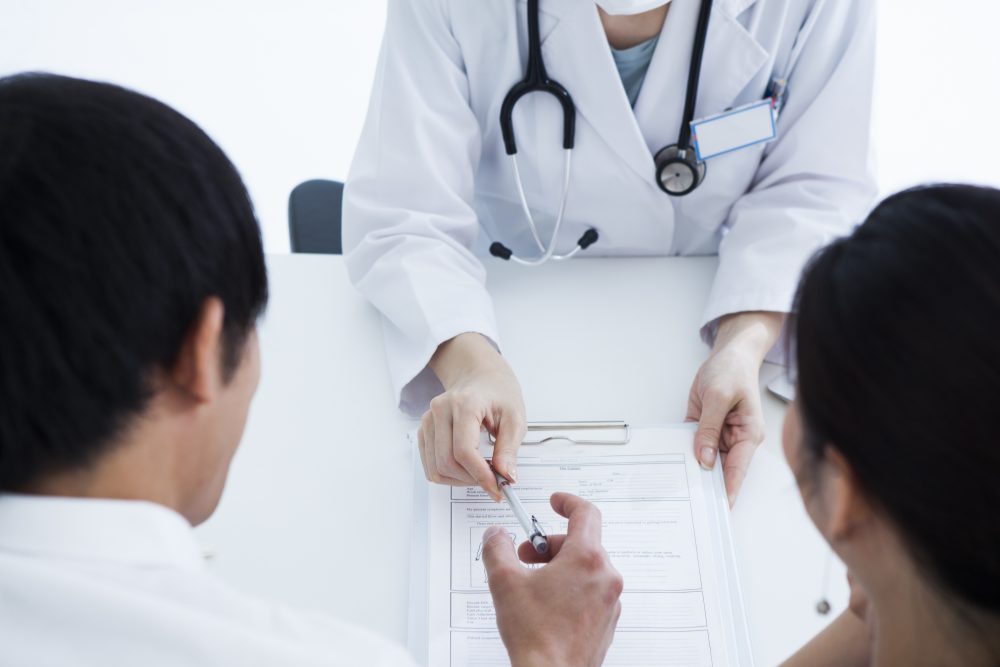 不妊治療に通う夫婦