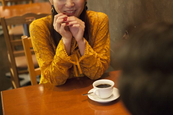 不倫相手にのめり込む女性