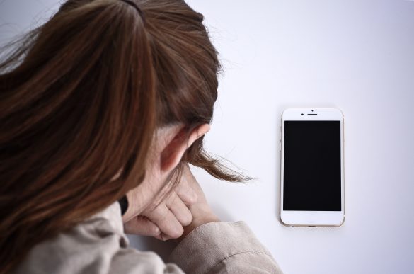 スマホを見て嘆く女性