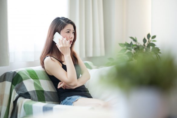 尻軽女扱いされて怒りの電話をかける女性