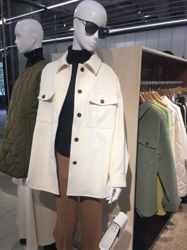 オーバーサイズシャツジャケット ¥3,990(9月下旬販売)