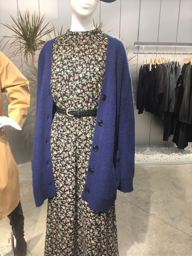 ドルマンコクーンカーディガン ￥2,490（9月上旬発売予定）、フラワープリントハイネックワンピース ￥2,990（9月上旬発売予定）