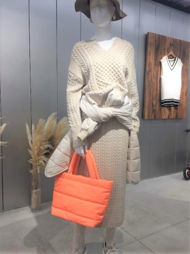 ケーブルキーネックセーター ¥1,990+税(10月下旬販売)、ケーブルニットナロースカート ¥1,990+税(10月下旬販売)