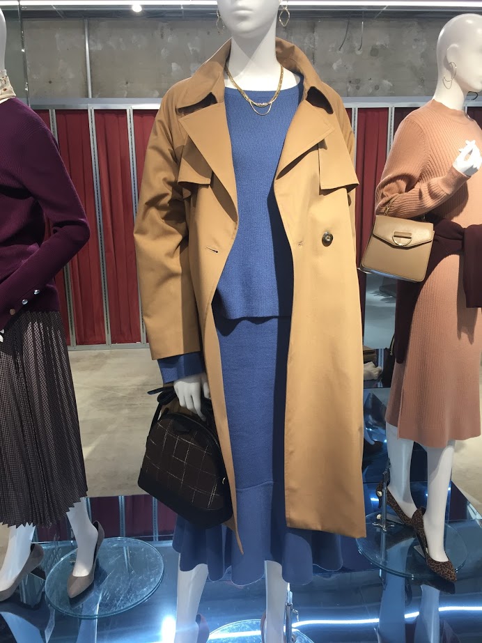 クルーネックセーター￥1,990、ニットマーメイドスカート ￥1,990 （ともに9月下旬発売予定　※超大型店・大型店・オンライン限定アイテム）