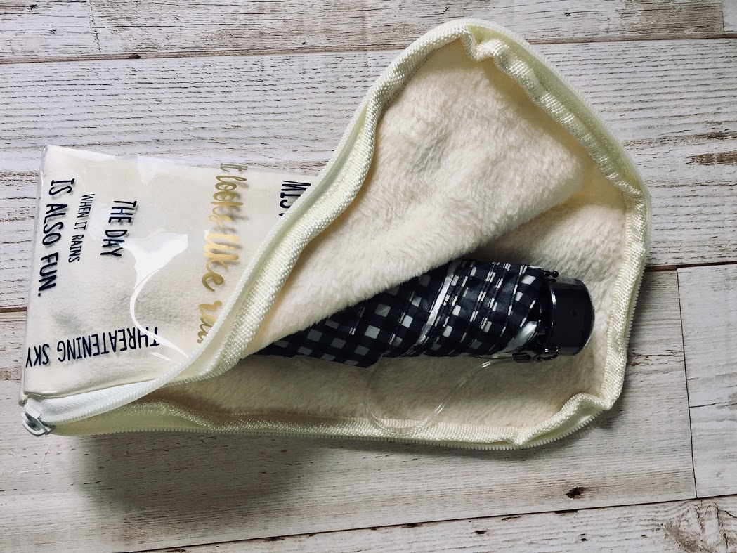 PVC折りたたみ傘ポーチ　300円／3COINS