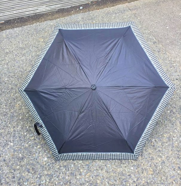 晴雨兼用折りたたみ傘　500円／3COINS