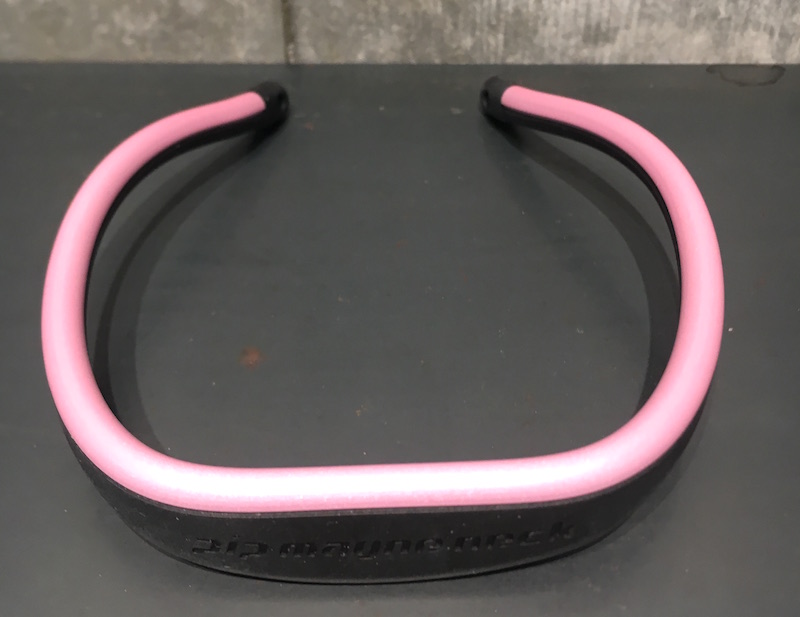 「ピップ　マグネネック」（ピップ株式会社）