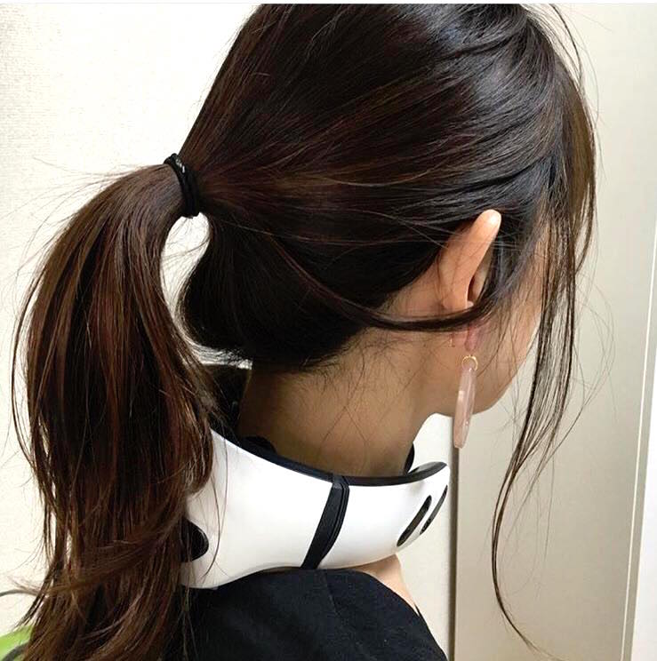 装着時。首に置くと手が自由に使えます