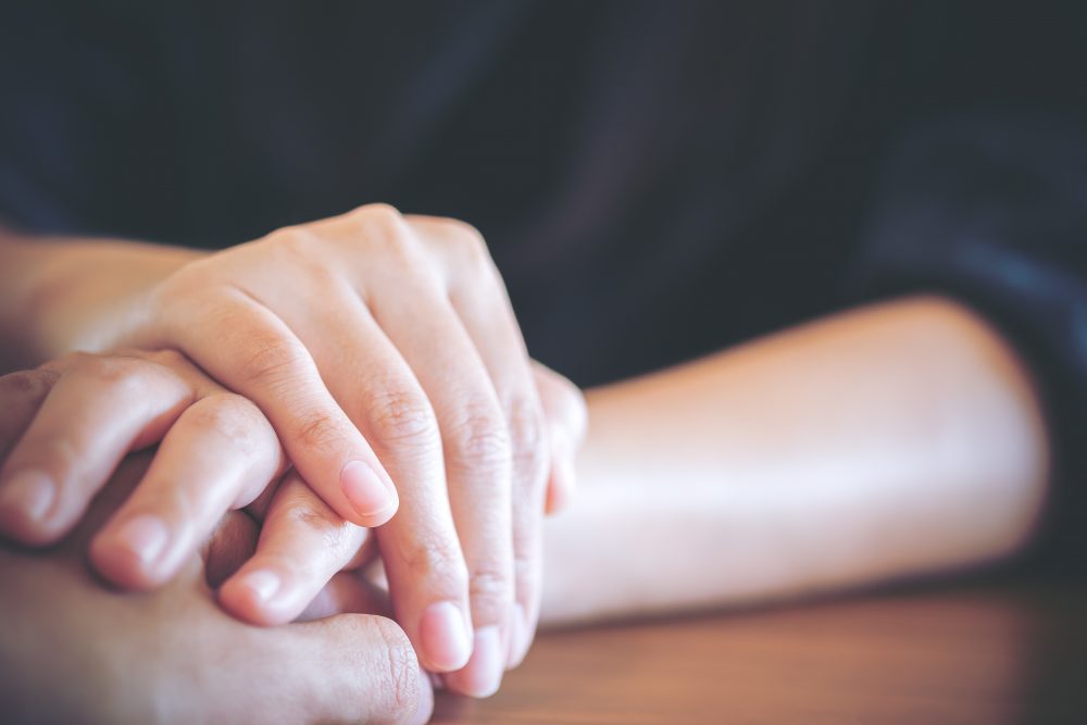 手を重ねる男女