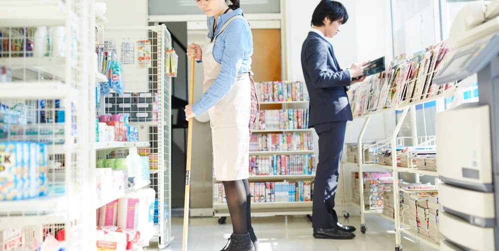 コンビニのスタッフ