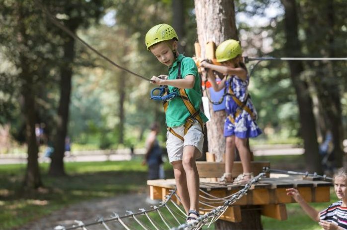 アスレチック遊ぶ子供