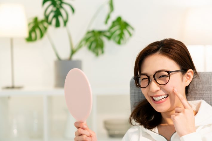 美容整形をして表情が明るくなった女性