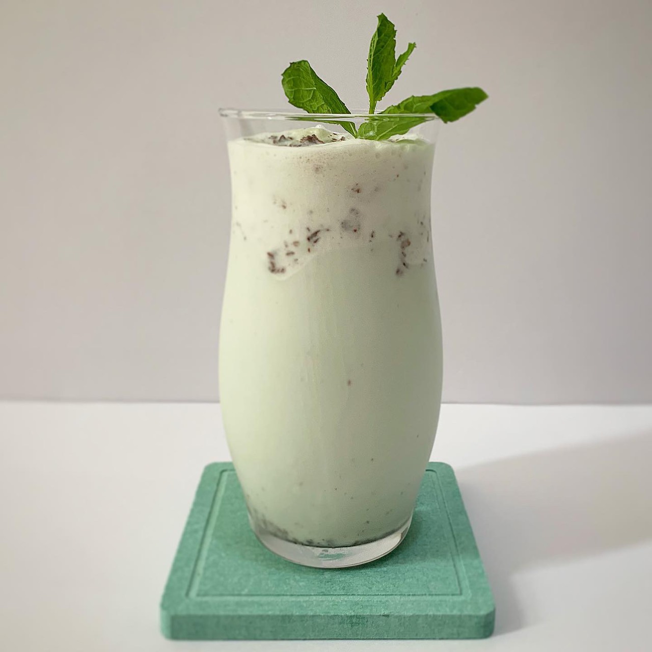 江崎グリコ「ぎっしり満足！ チョコミント」キリンビール「淡麗 グリーンラベル」