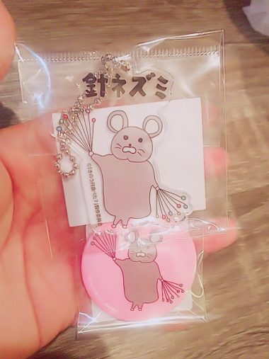 ジルベールが着用していたTシャツのキャラクター“針ネズミ”の缶バッジとクリアキーホルダー