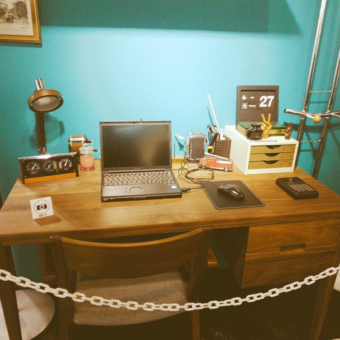 自宅のシロさんのデスクの再現。ドラマでPCに向かって家計簿をつけるシーンが印象的