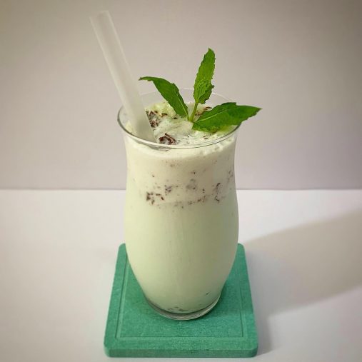 江崎グリコ「ぎっしり満足！ チョコミント」キリンビール「淡麗 グリーンラベル」