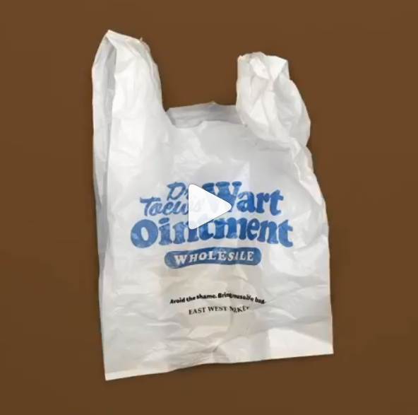 「イボ軟膏（なんこう）卸売り」と印刷されたレジ袋（画像：イーストウェストマーケットInstagramより）