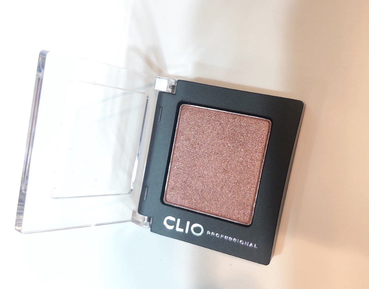 CLIO　[P59]　チェリーチョコ　1,296円(税込)　指原シャドウ　PLAZA　