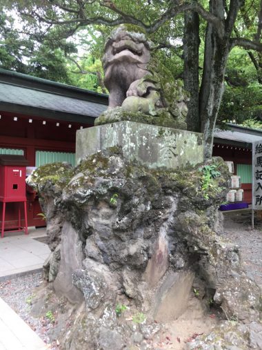 本殿入り口の狛犬。