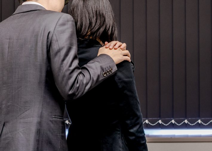 社内不倫をする男女