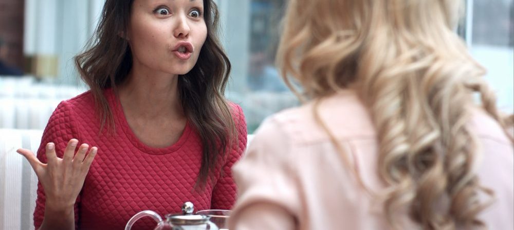 怒る女性　カフェ