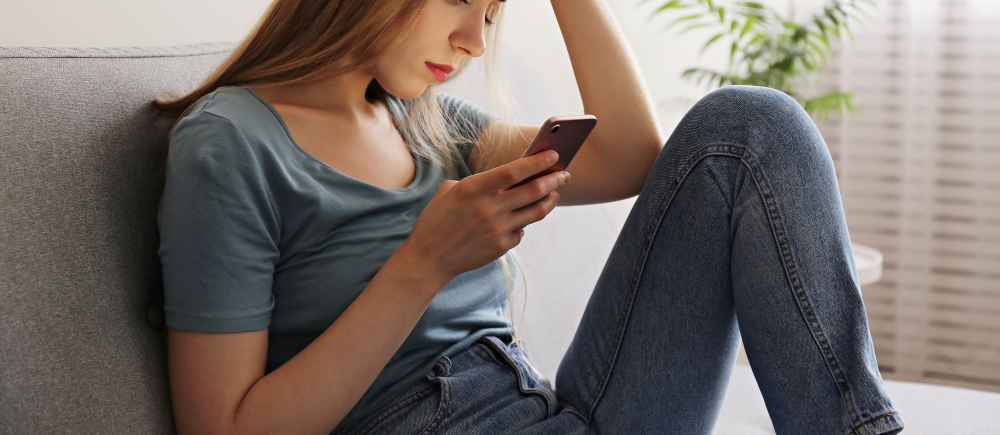 ラインLINE　スマホ　女性　ため息　悲しい