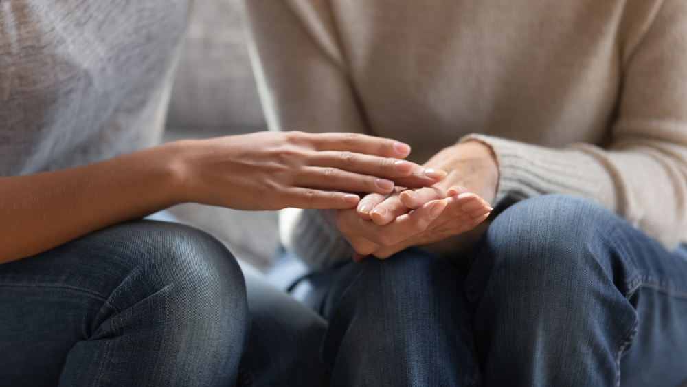 義母　手を取り合う