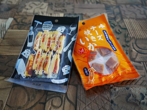 カルディ「焼きチーズサラミ」 、「北海道から　もへじのおつまみ　チーズ焼きいか」どちらも￥321